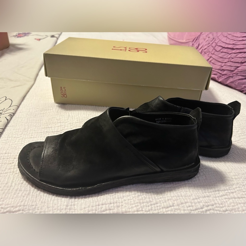 AS98 REILEY European Black Leather Sandals, 38 NEW